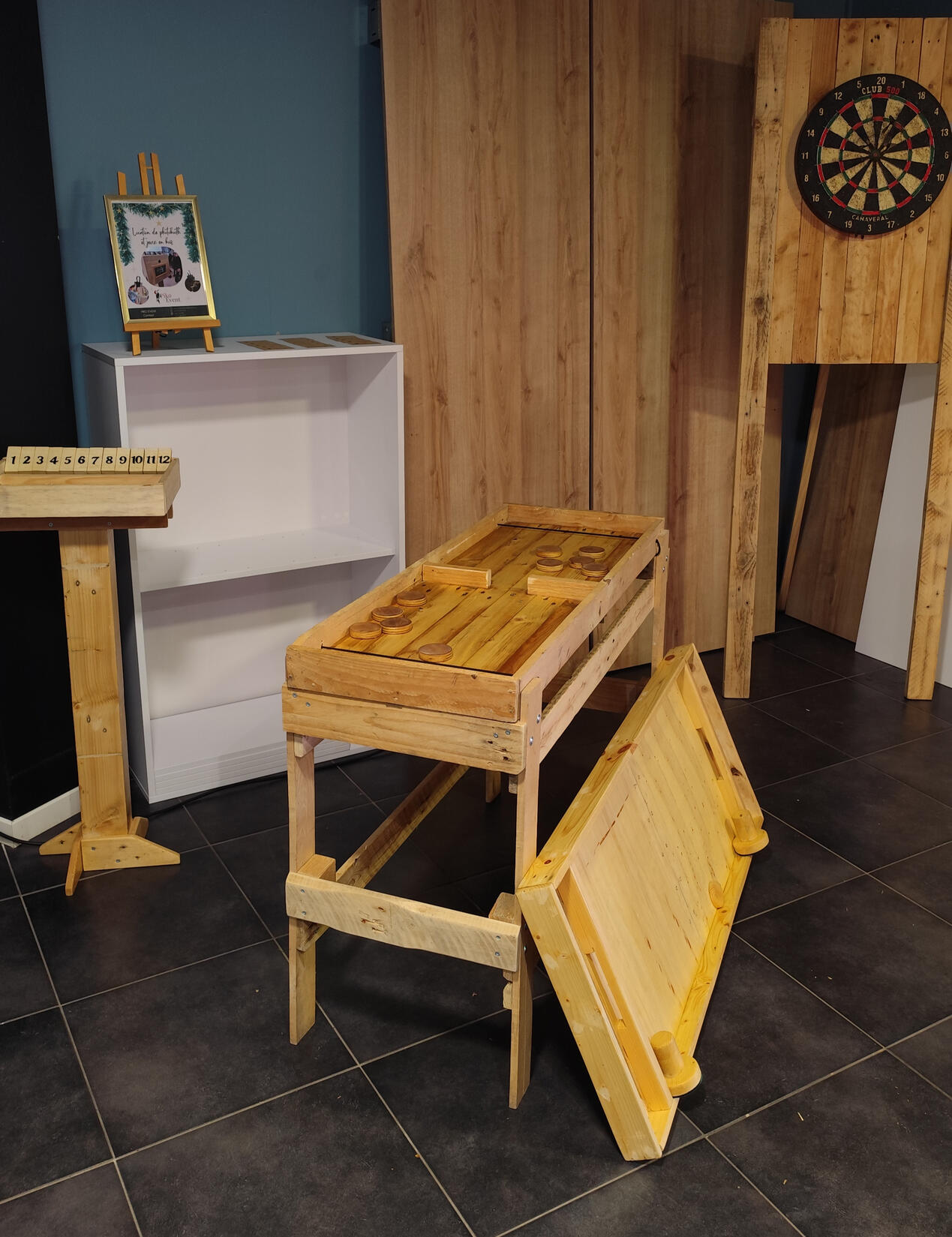 Piko Event | Un espace jeux en bois pour vos événements, comme cible de fléchettes, shuffle puck, table élastique, shut the box