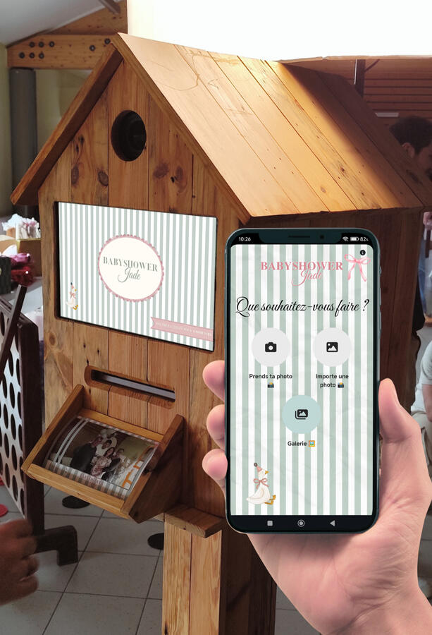 Piko Event | L'expérience invités, photobooth en forme de nichoir à oiseau, écran d'accueil affichant événement babyshower, smartphone affichant le même événement