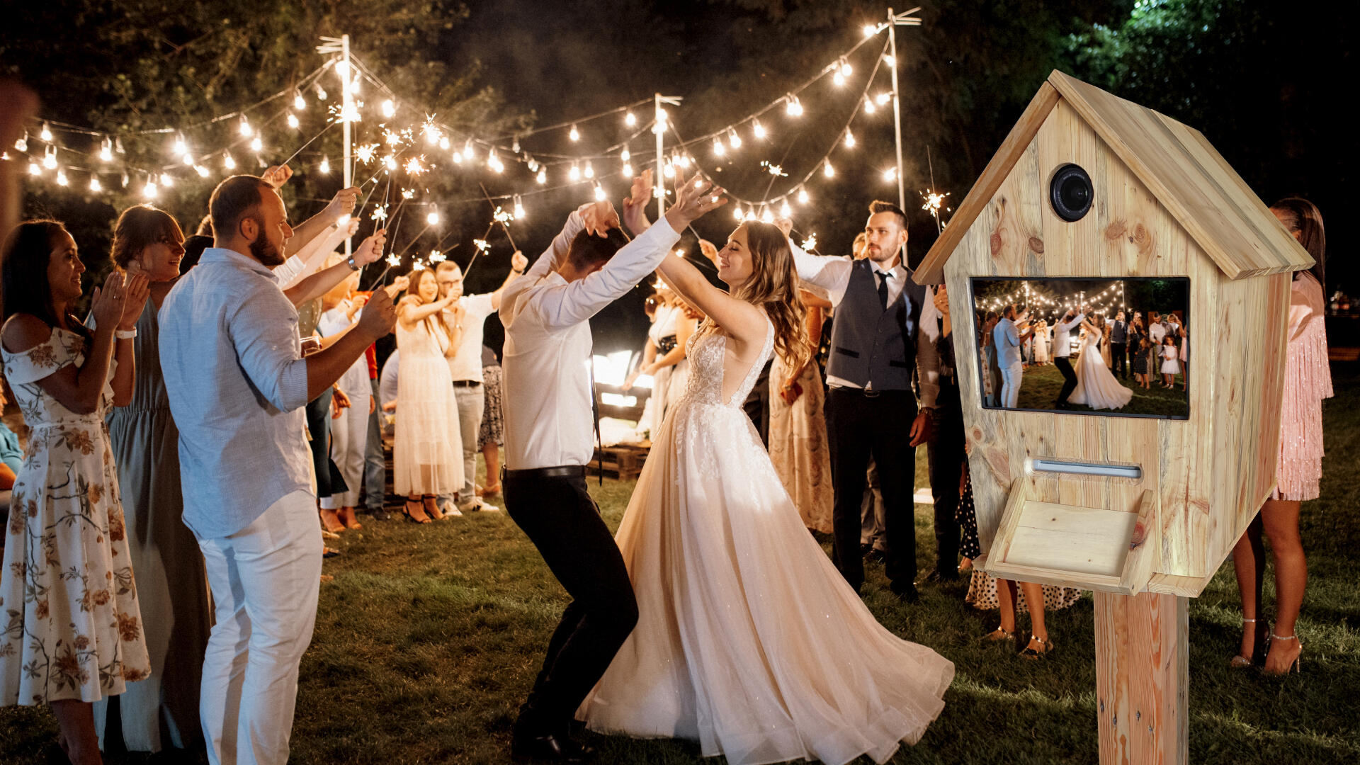Photobooth nichoir Piko Event location événementiel Photobooth artisanal mariage baptême anniversaire CE CSE particuliers entreprise soirée événement borne photo ludique jeux bois recyclé palettes DIY upcycling fait main rse livraison