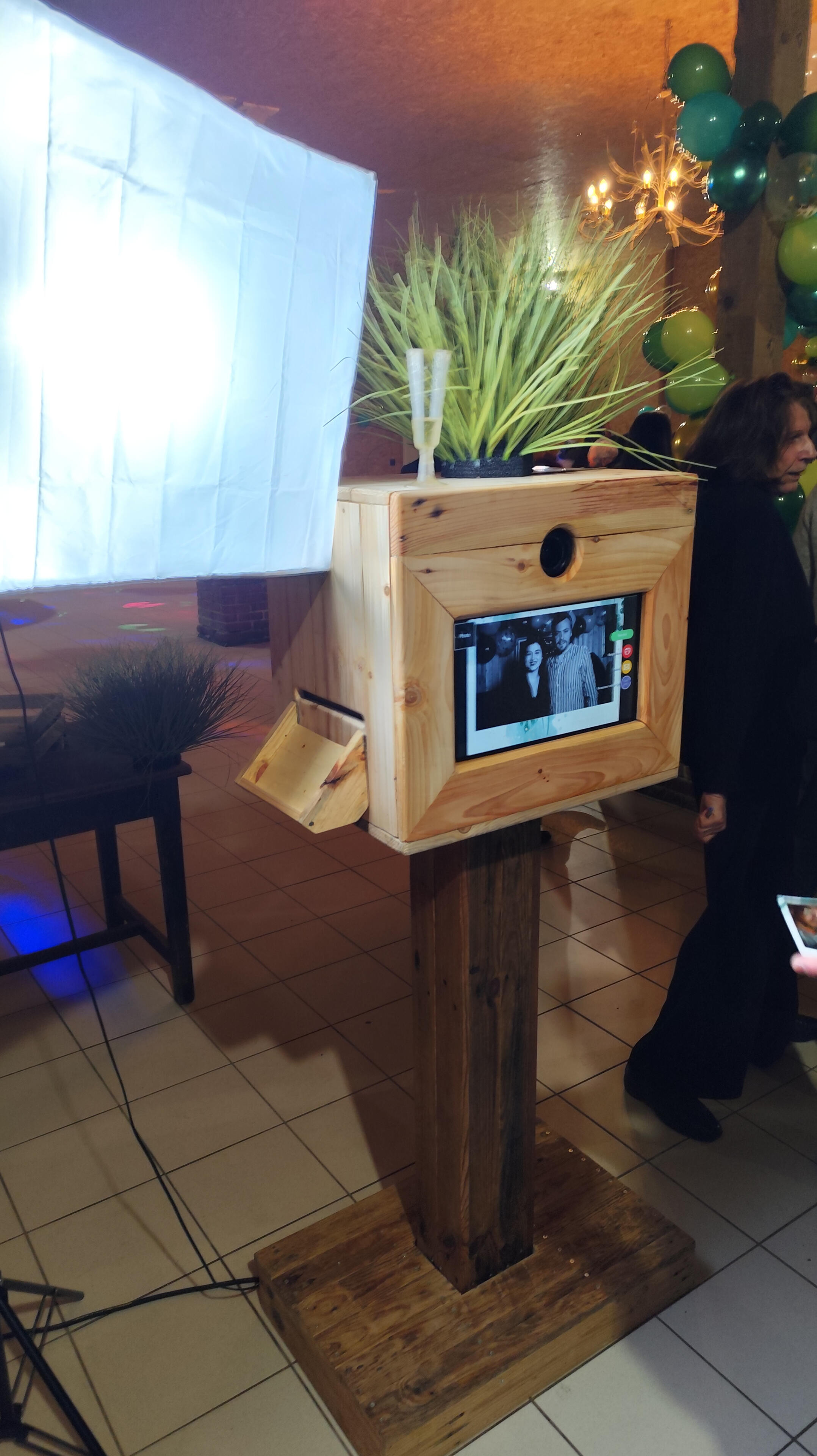 Piko Event | Photo de photobooth loué pour soirée d'anniversaire, à l'écran deux personnes prenant la pose