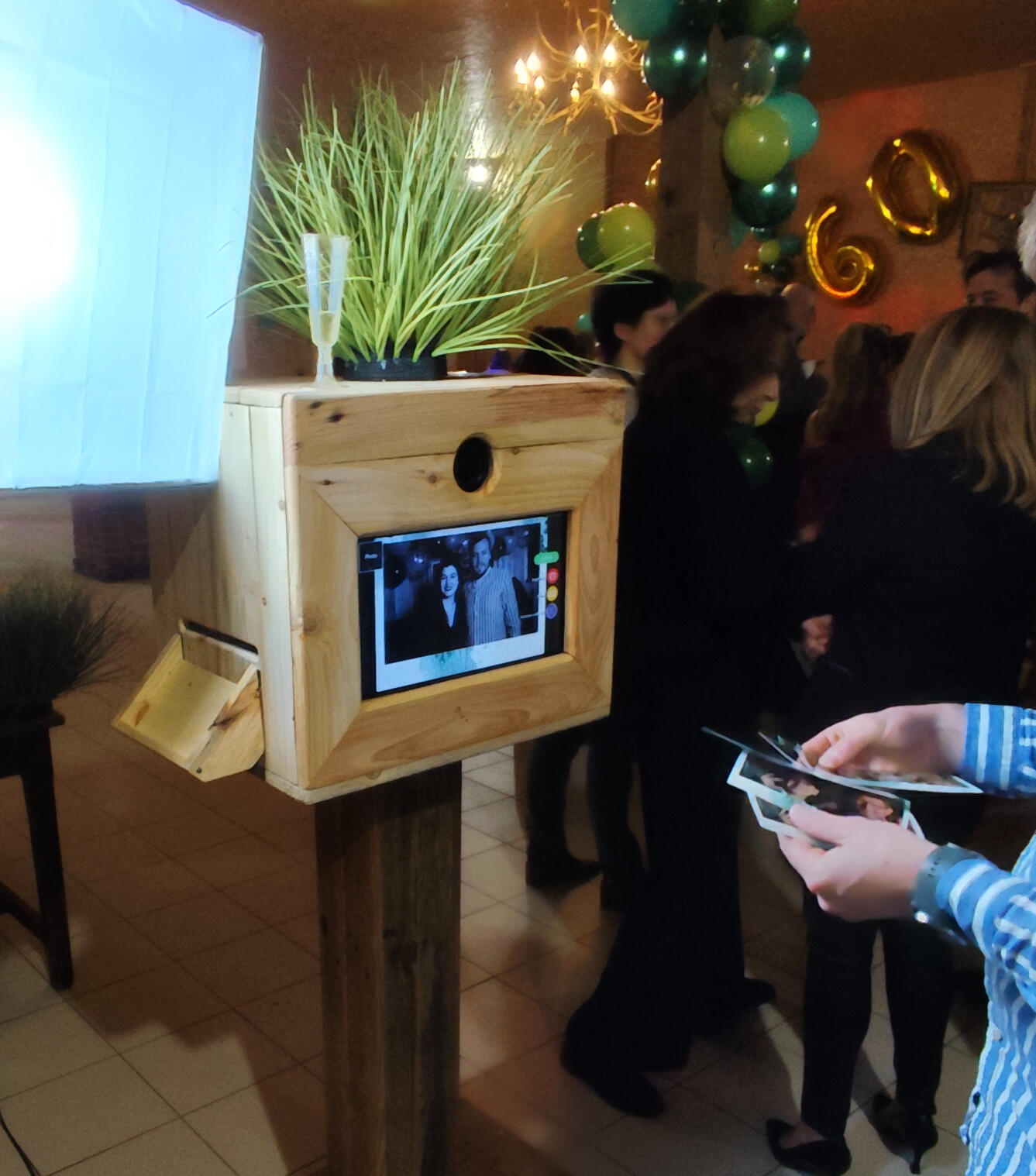 Piko Event | Photo de photobooth loué pour soirée d'anniversaire, à l'écran deux personnes prenant la pose