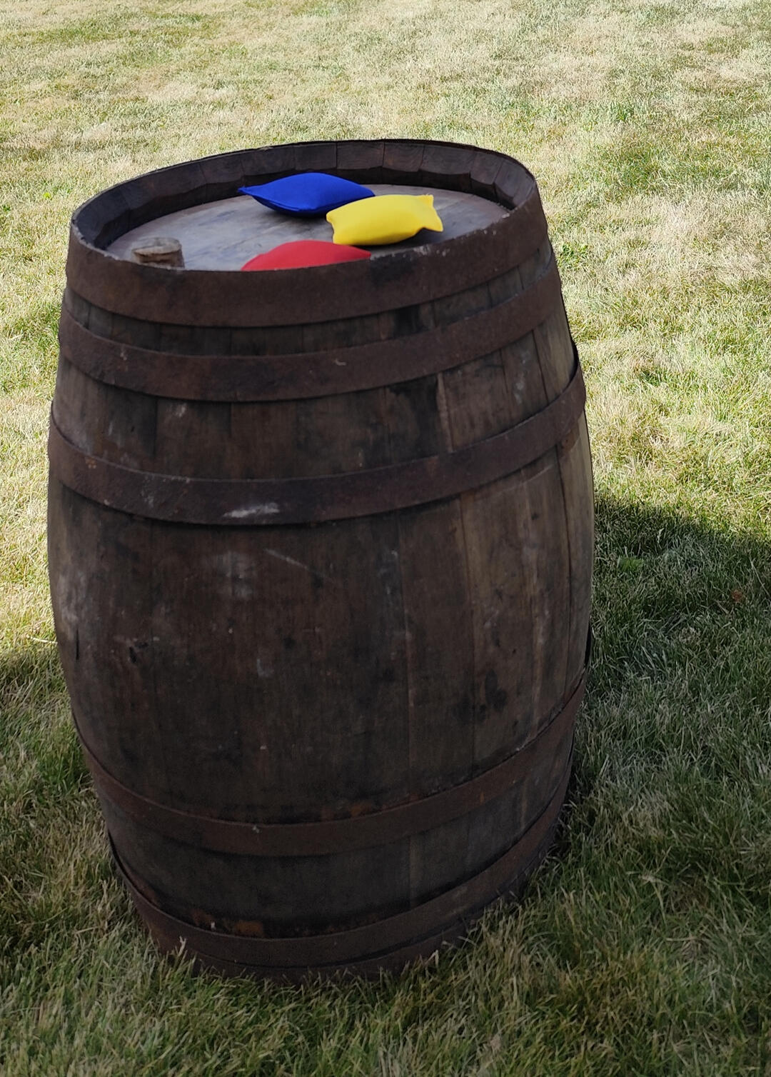 Petit tonneau en bois Piko Event | Photo d'un petit tonneau dans l'herbe loué pour anniversaire sur le thème far west