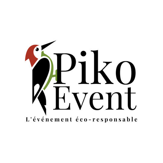 Cible de fléchettes Piko Event | Photo du jeu cible de fléchettes, zoomée sur trois fléchettes avec drapeau américain plantées dans la cible. Jeu sur support en bois