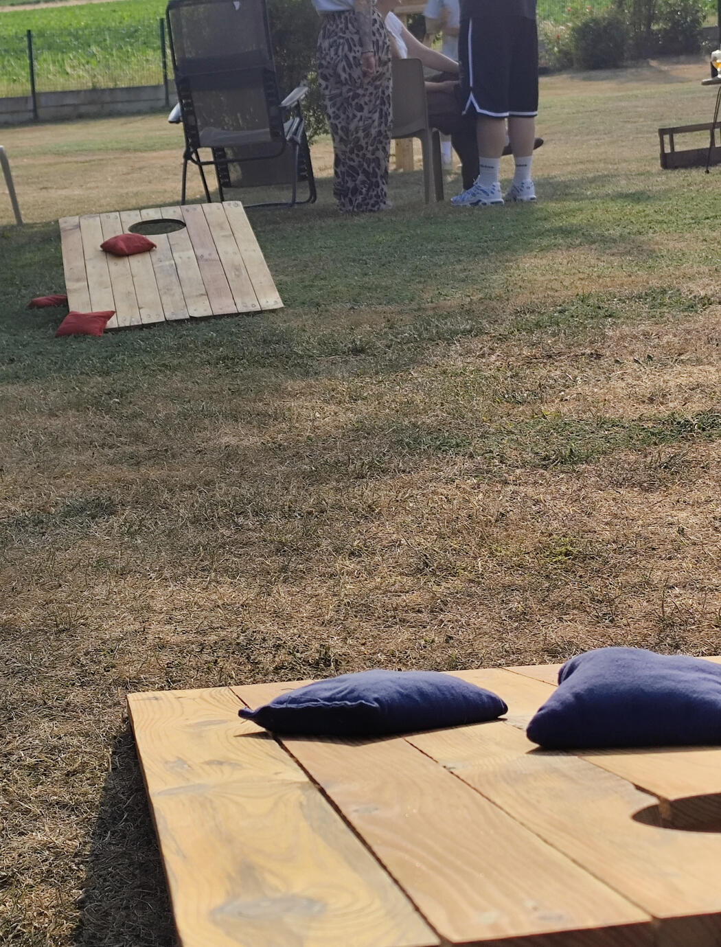 Cornhole Piko Event | Photo du jeu cornhole. Jeu en bois dans l'herbe, après-midi entre collègues
