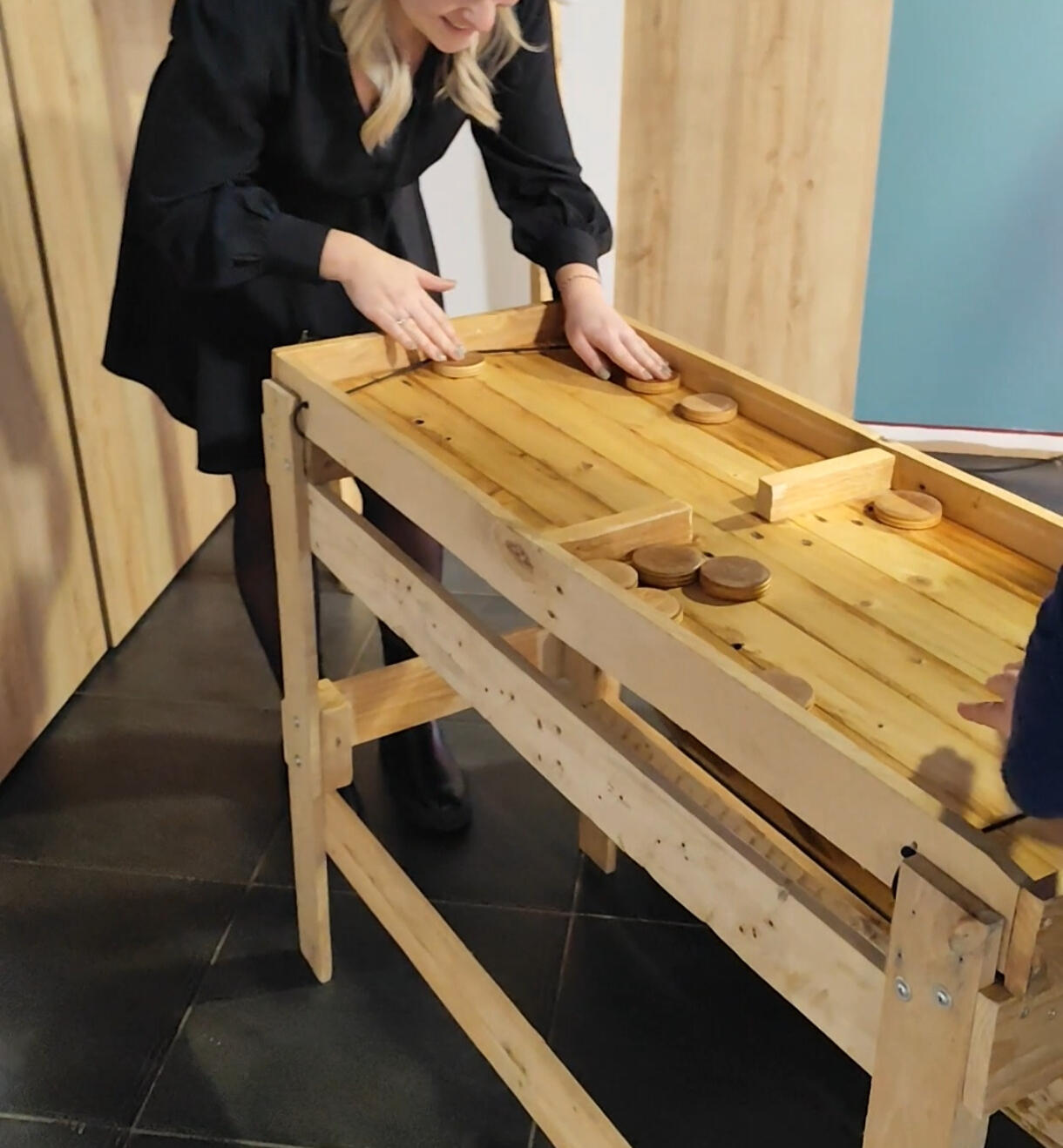 Table élastique Piko Event | Photo du jeu table élastique. Jeu ancien en bois exposé pour marché de Noël artisanal