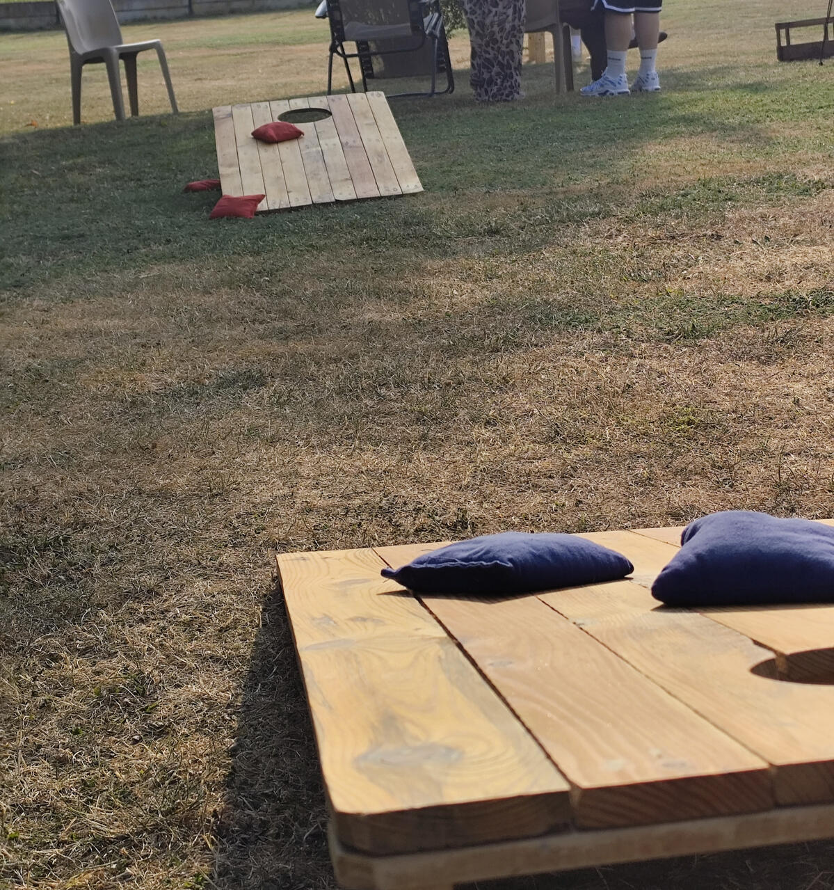 Cornhole Piko Event | Photo du jeu cornhole. Jeu en bois dans l'herbe, après-midi entre collègues. Lien vers les règles du jeu