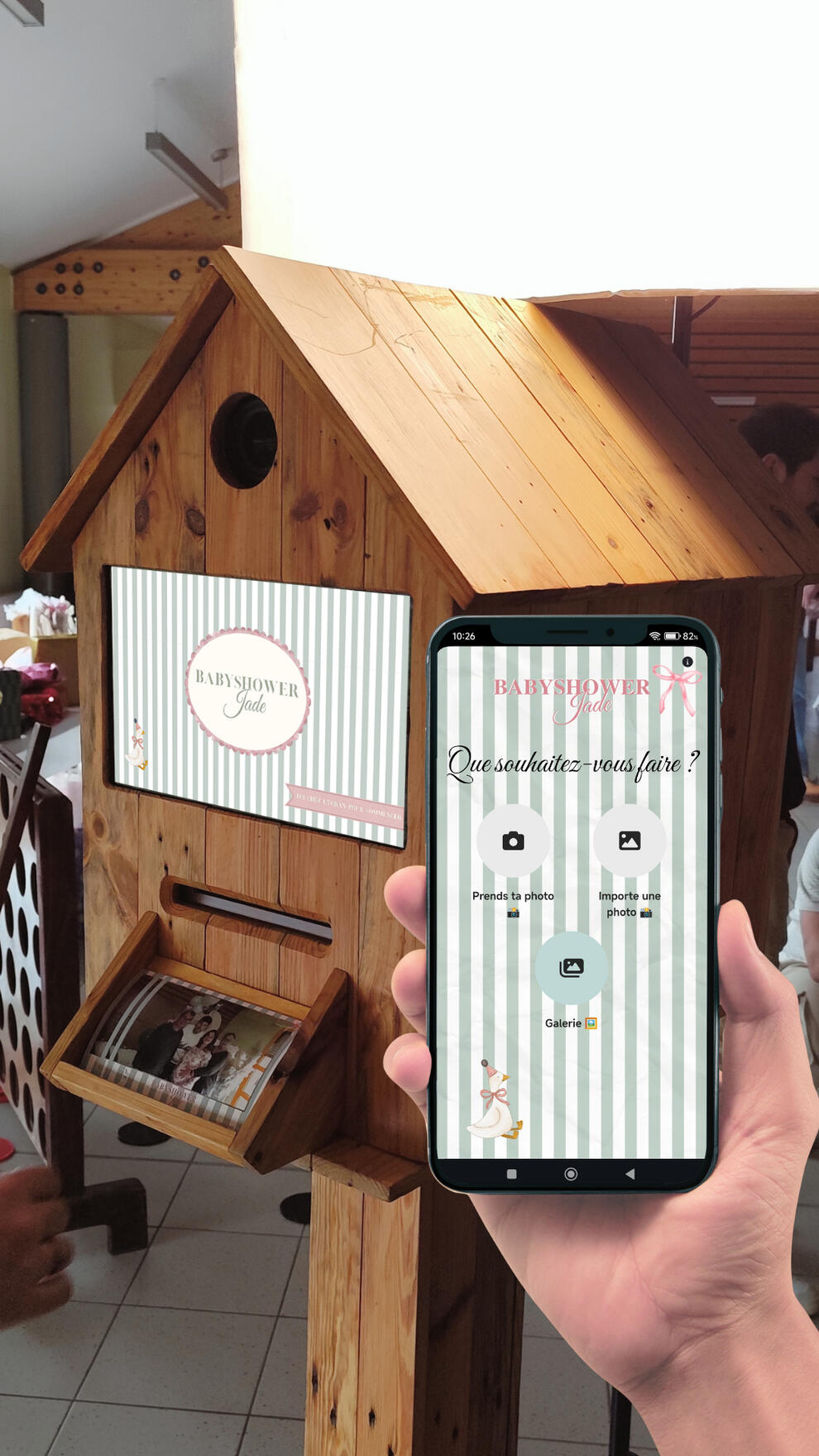 Piko Event | L'expérience invités, photobooth en forme de nichoir à oiseau, écran d'accueil affichant événement babyshower, smartphone affichant le même événement